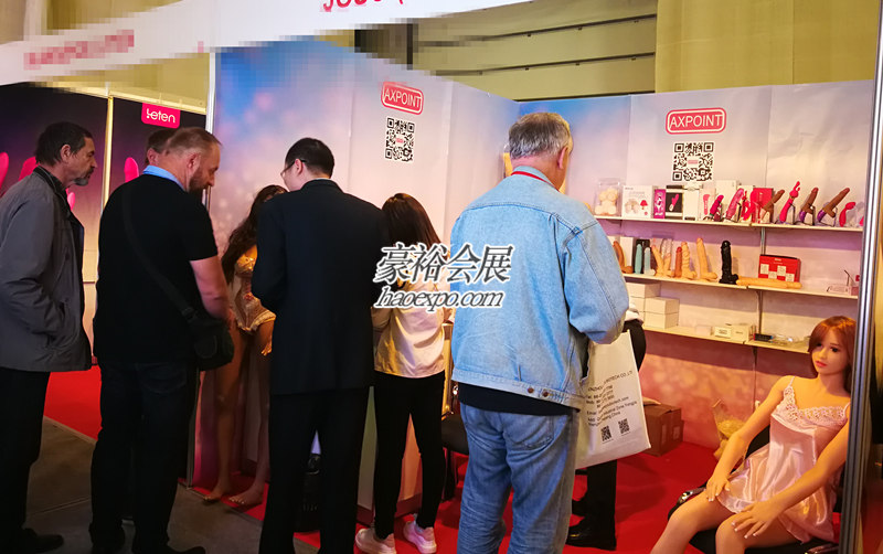 實(shí)體娃娃等成人用品在莫斯科展展出