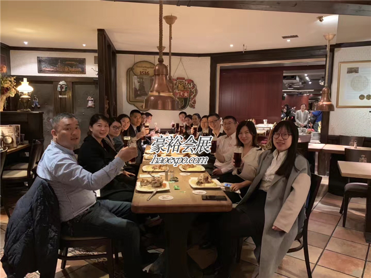 MEDICA展團享用豬肘餐
