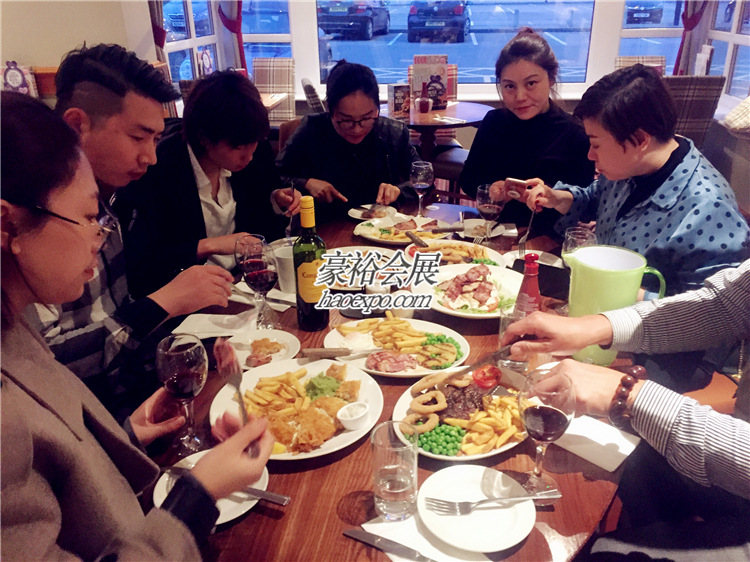 豪裕展團(tuán)品嘗英國國菜--炸魚薯條
